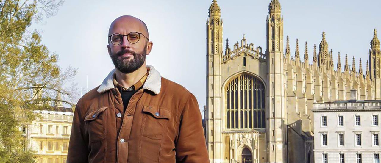 El astrofísico ourensano Carlos González, ante la capilla del King’s College, en el campus de la Universidad de Cambridge.