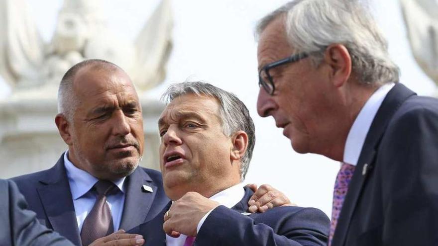 Orbán (centro) charla con el búlgaro Boyko Borissov, junto al presidente de la CE, Jean-Claude Juncker. // Efe