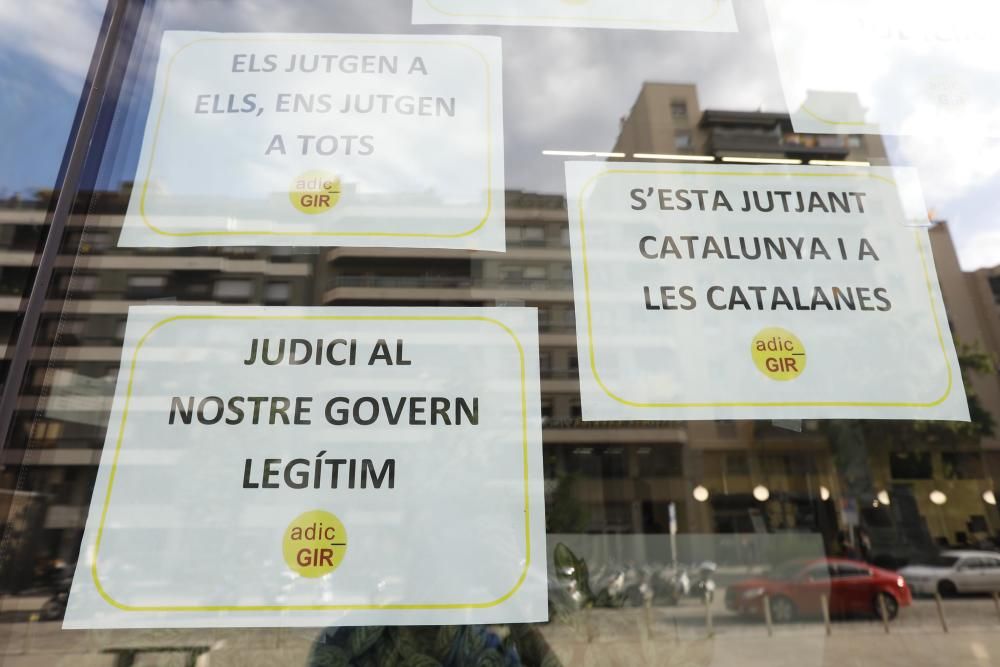 Tornen les pancartes per la llibertat dels presos a les institucions