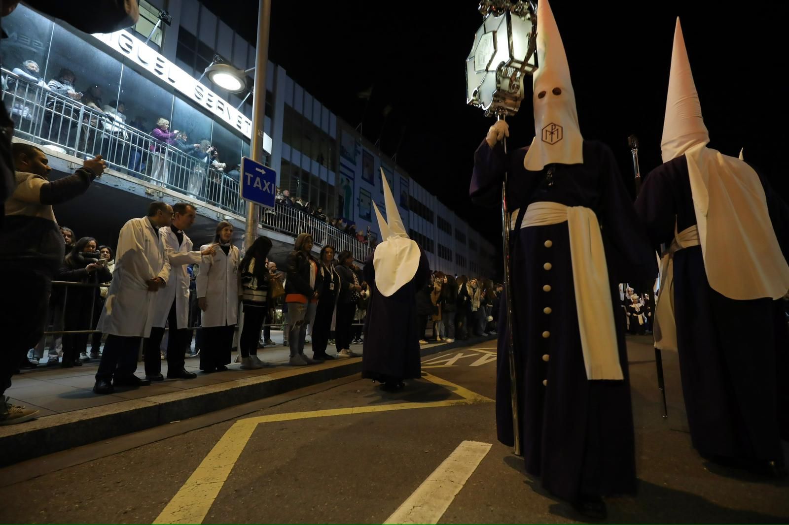 En imágenes | Emotiva procesión de las Lágrimas de la Cofradía del Descendimiento en Zaragoza