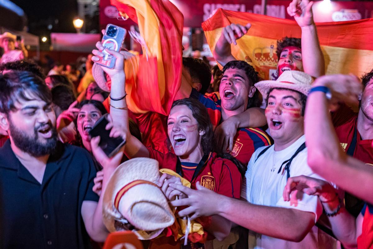 Chavales festejan el pase a la final el pasado martes.