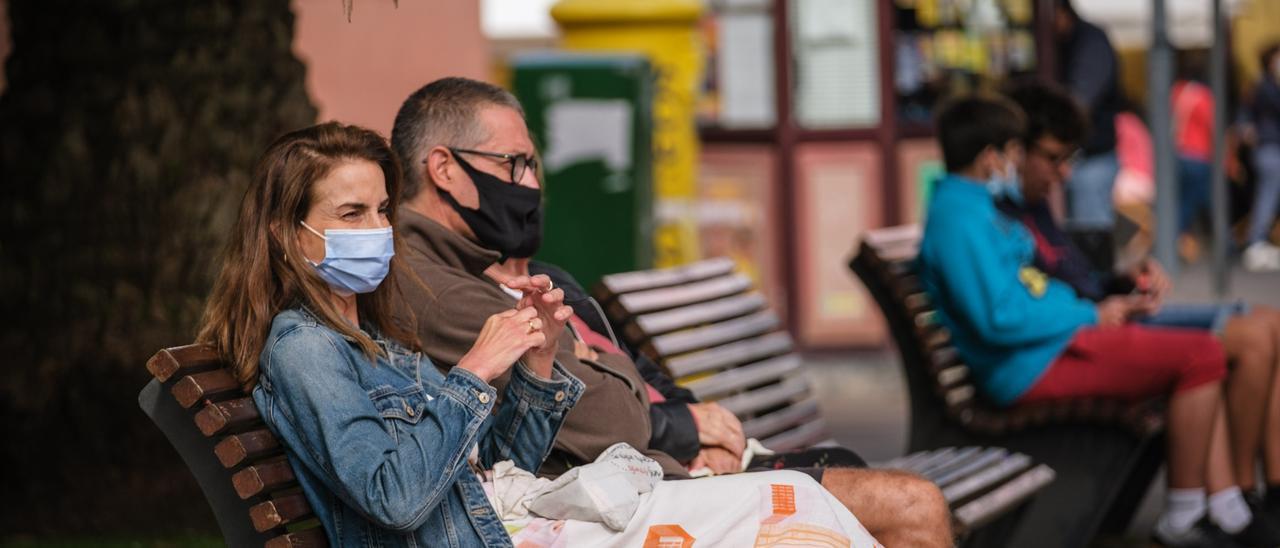 Gente con mascarilla por la calle, en una imagen de archivo.