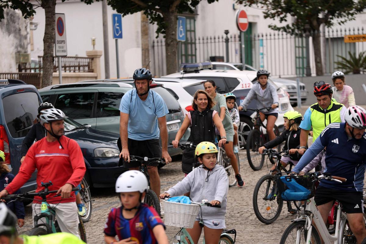 Participantes en la fiesta de la bicicleta celebrada en A Illa.