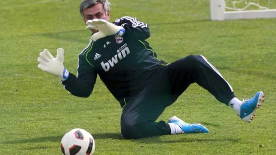 Mou se pone los guantes