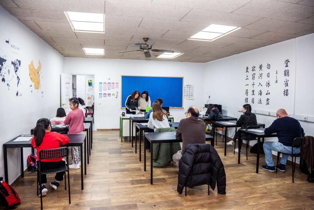 Políglotas en el primer examen oficial de chino en Pere Garau
