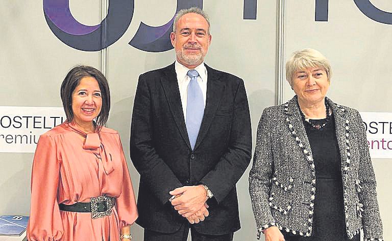 Luis y Carmen Riu junto a Hasnae Briel de Hasbritech.