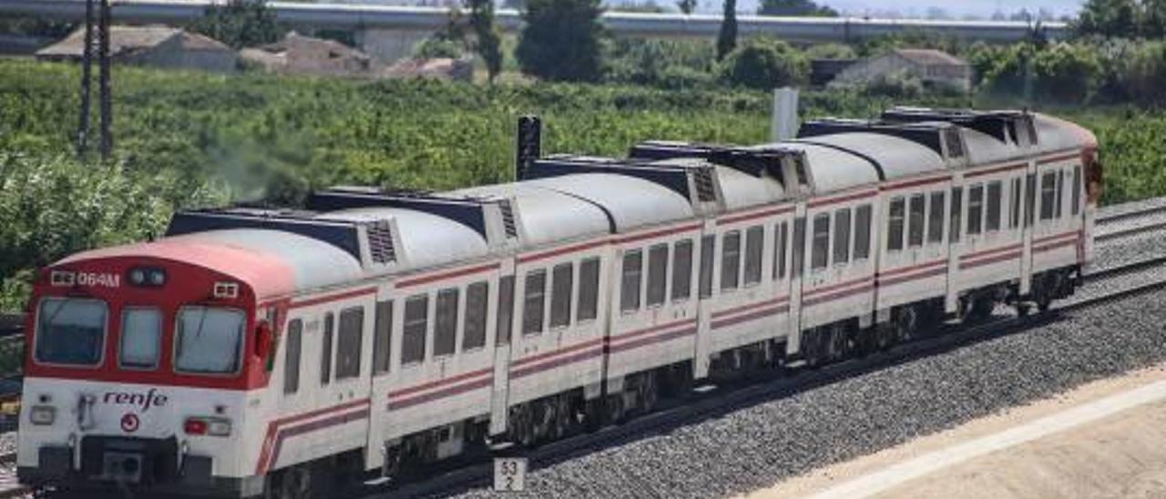 Tren de cercanías Alicante-Murcia cerca de Orihuela.