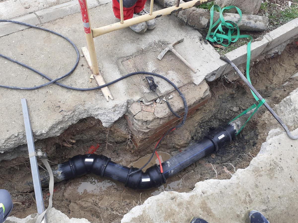 Reparación de un escape de agua.