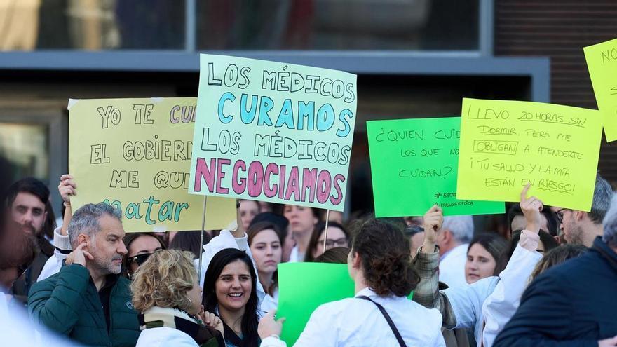 Sanidade minimiza el seguimiento de la huelga médica mientras Simega reivindica un repunte