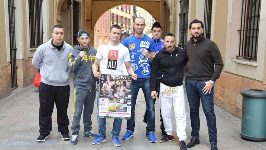 Aitor Nieto, con el cartel de la velada, y José Manuel Iglesias, en el centro, con otros boxeadores, promotores y organizadores.