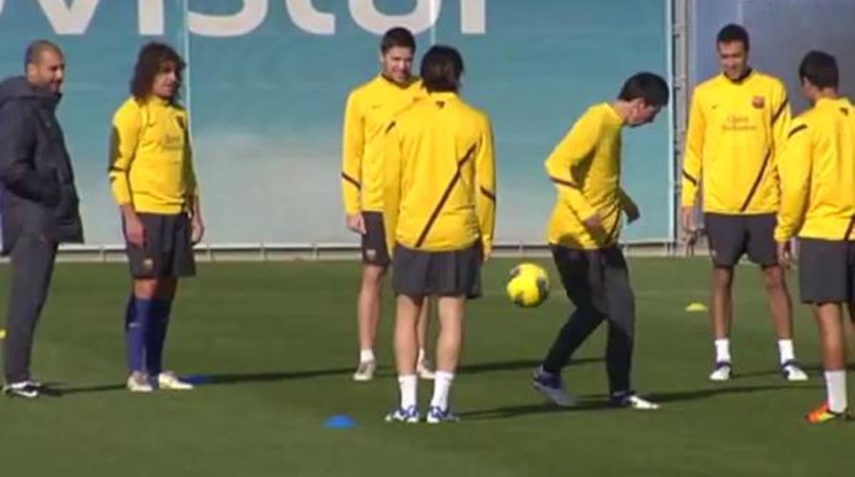 El jugador del FC Barcelona, Isaac Cuenca, mostra el seu domini de la pilota en l’entrenament d’aquest dimecres.