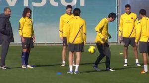 El jugador del FC Barcelona, Isaac Cuenca, mostra el seu domini de la pilota en l’entrenament d’aquest dimecres.