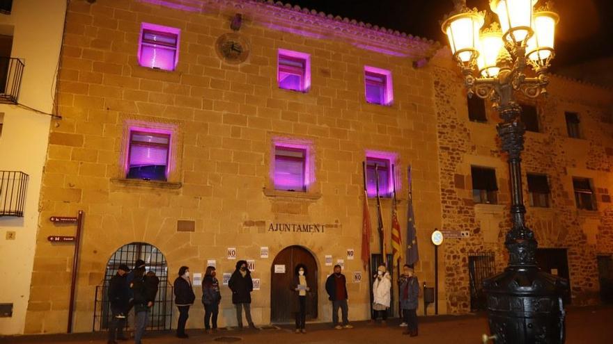 Representación del tejido social de Vilafamés se ha concentrado esta noche en la Plaza del Ayuntamiento