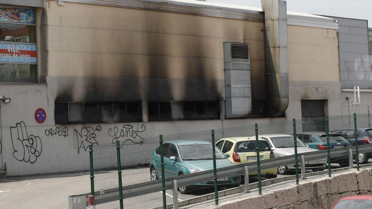 El incendio, que generó una gran humareda, causó cuantiosos y graves daños en la piscina municipal de Teis.