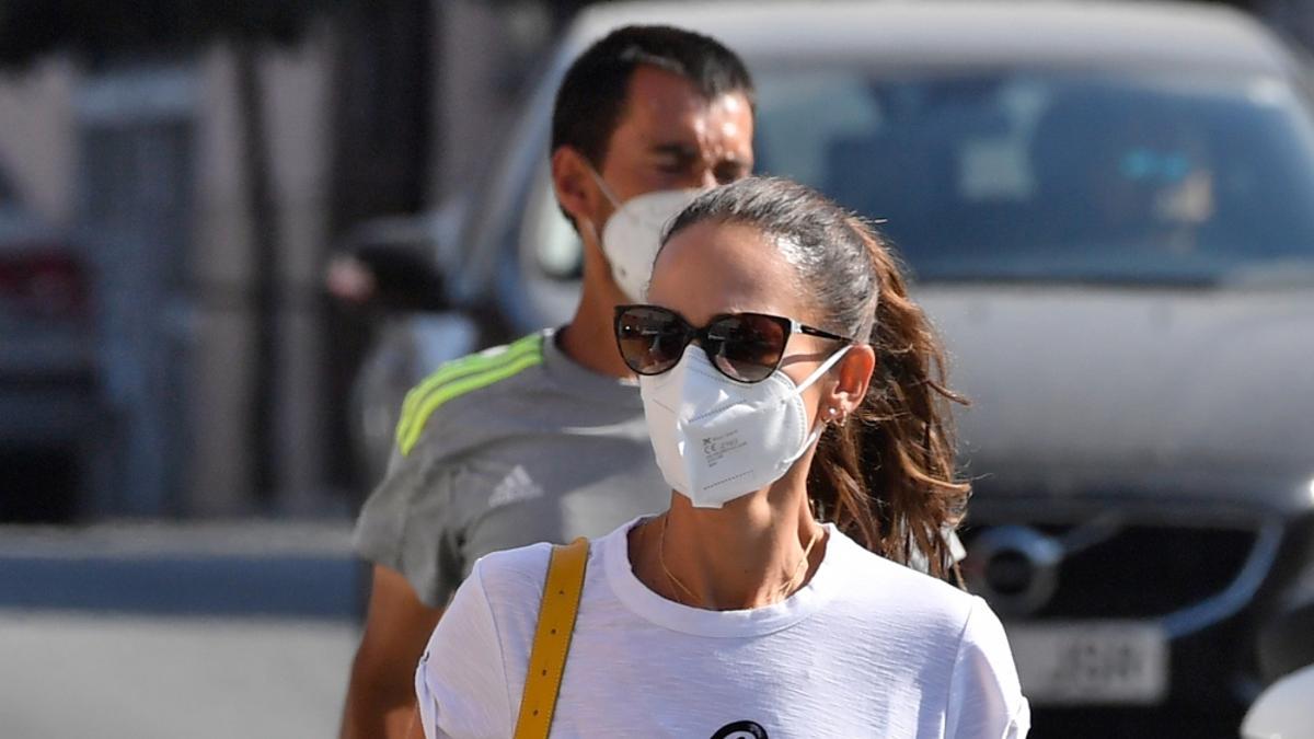 Eva González con bolso amarillo, camiseta blanca y pantalón negro