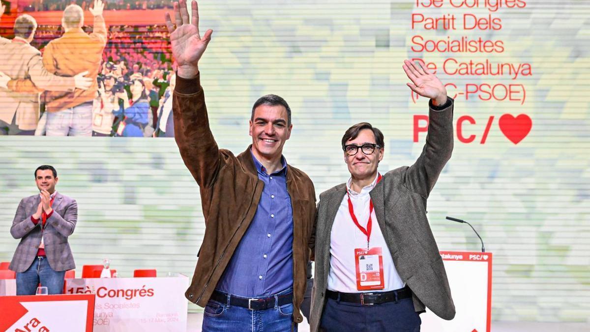 El presidente del Gobierno, Pedro Sánchez, con el líder del PSC, Salvador Illa, este domingo.