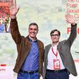 El presidente del Gobierno, Pedro Sánchez, con el líder del PSC, Salvador Illa, este domingo.