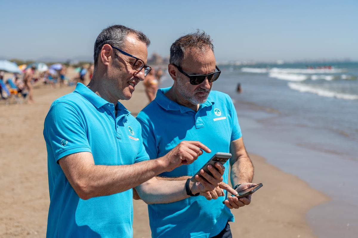 Ramón Palacios i Eduardo Blasco, desenvolupadors de l’aplicació, en una platja valenciana.