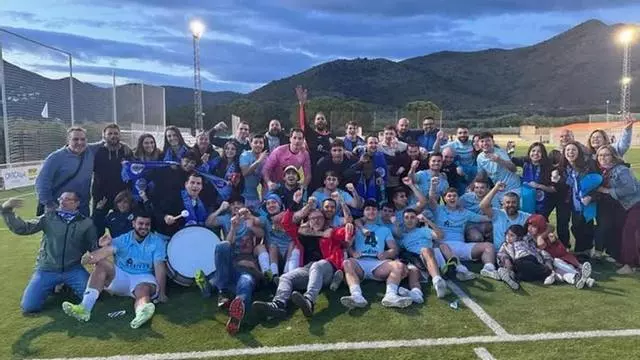 El penalti guanyador en la tanda entre el Roses City B i el Lladó del play-off d'ascens a Tercera Catalana