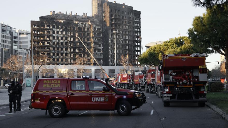 Los efectivos de la UME trabajan con drones para encontrar víctimas en el edificio de Valencia