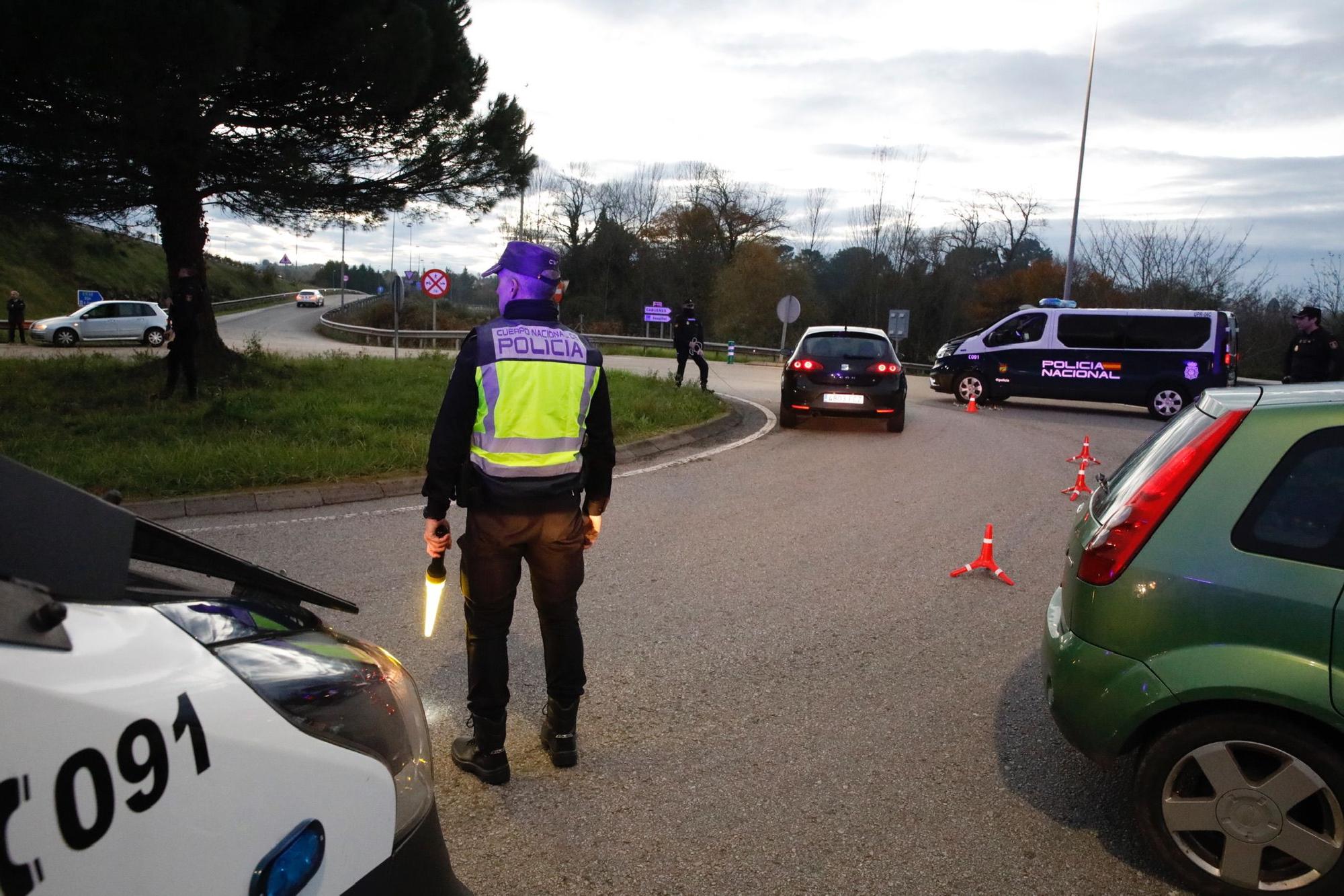 En imágenes: Control policial por la oleada de robos en Gijón