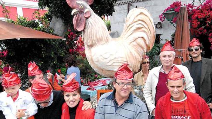 Varios manifestantes, ayer, junto a la escultura del gallo en Santa Catalina. En el centro, Mary Sánchez.