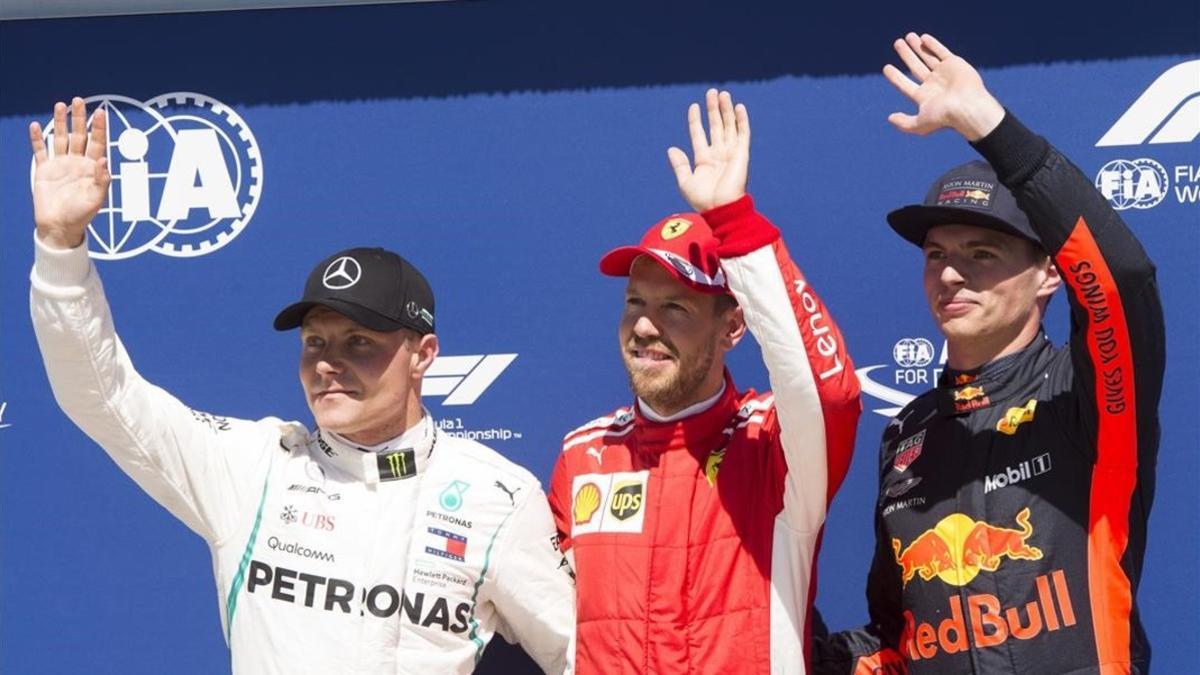 Sebastian Vettel ha logrado hoy la 'pole' en Canadá, siendo más veloz que Valtteri Bottas, a la izquierda, y Max Verstappel, a la derecha.