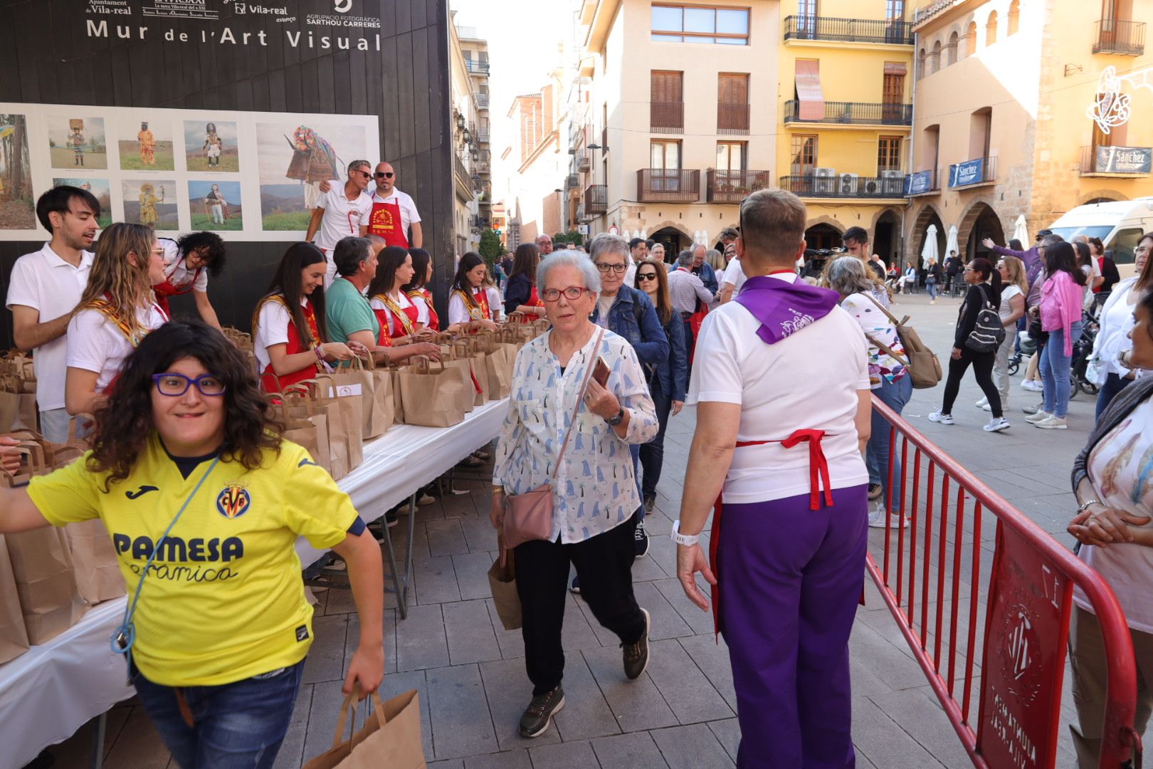 FOTOGALERÍA I Las imágenes de la Nit de la Xulla y del encuentro de elaboración de allioli de las fiestas de Vila-real