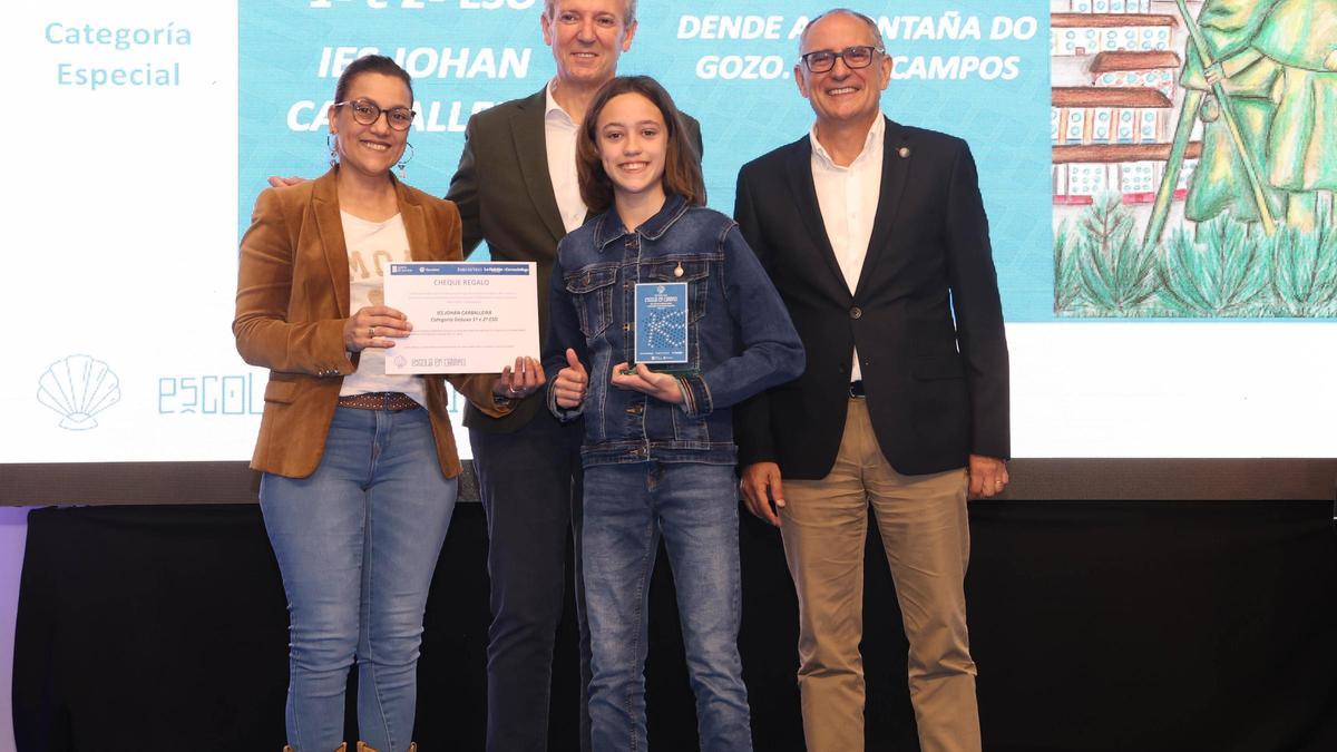 Alba Campos recolle o premio polo debuxo ‘Dende a montaña do Gozo, vencendor na categoría de 1º e 2º de ESO.