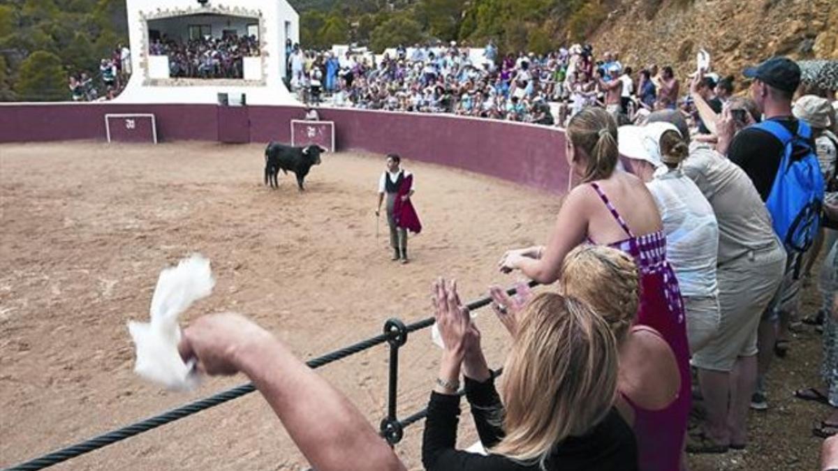 Espectáculo taurino para turistas en Alfara de Carles, en el verano del 2012.