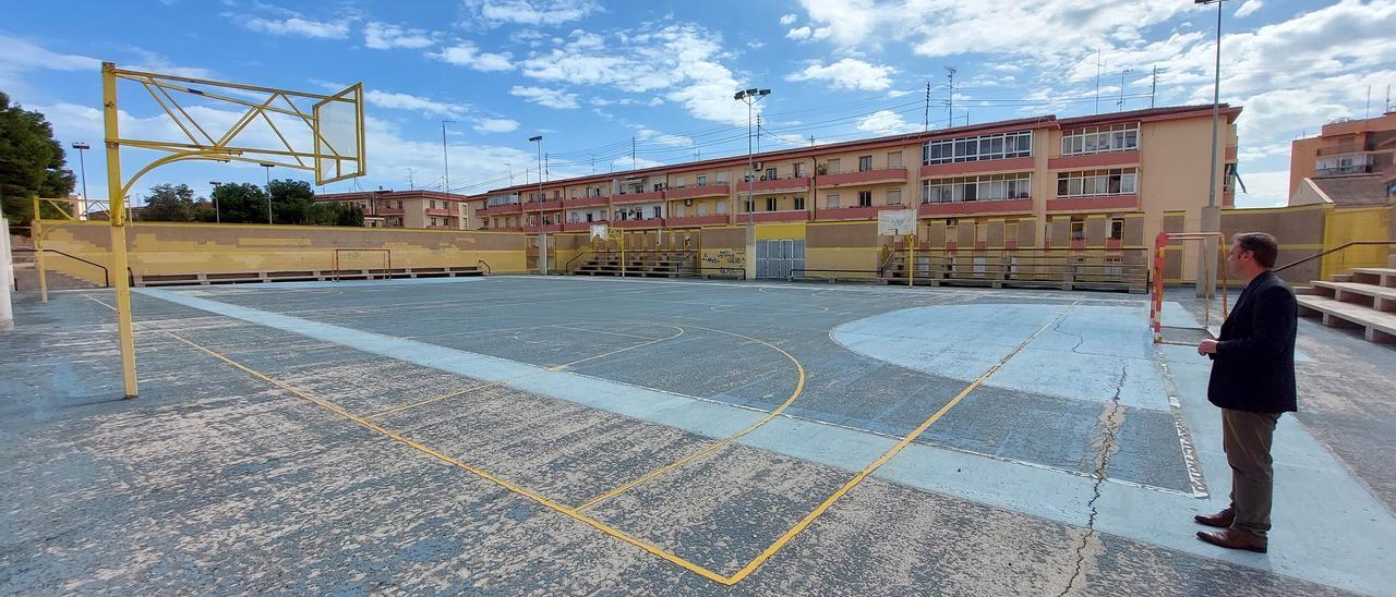 El portavoz municipal de Compromís, Natxo Bellido, en el polideportivo de Colonia Requena.