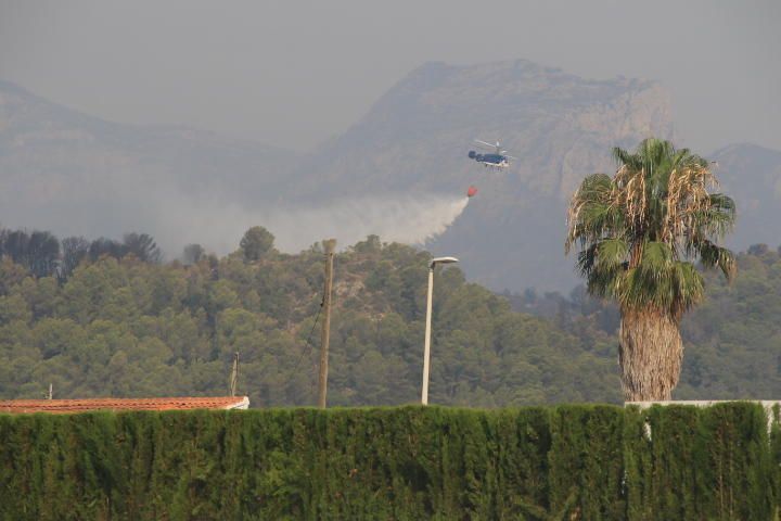 Incendio forestal entre Pinet, La drova y Marxuquera