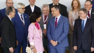 El presidente del Gobierno, Pedro Sánchez, junto a la máxima responsable de Banco Santander, Ana Botín, el ministro de Universidades, Joan Subirats (izquierda), y el presidente valenciano, Ximo Puig