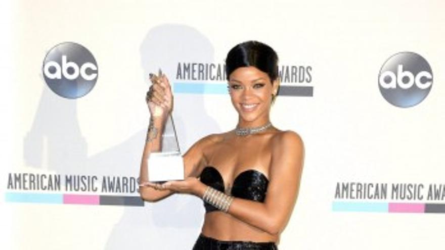 Elegancia y sobriedad en los American Music Awards