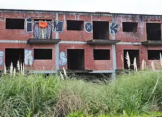O Vieiro: de proyecto de hotel a ruina con okupas, pintadas e inundaciones