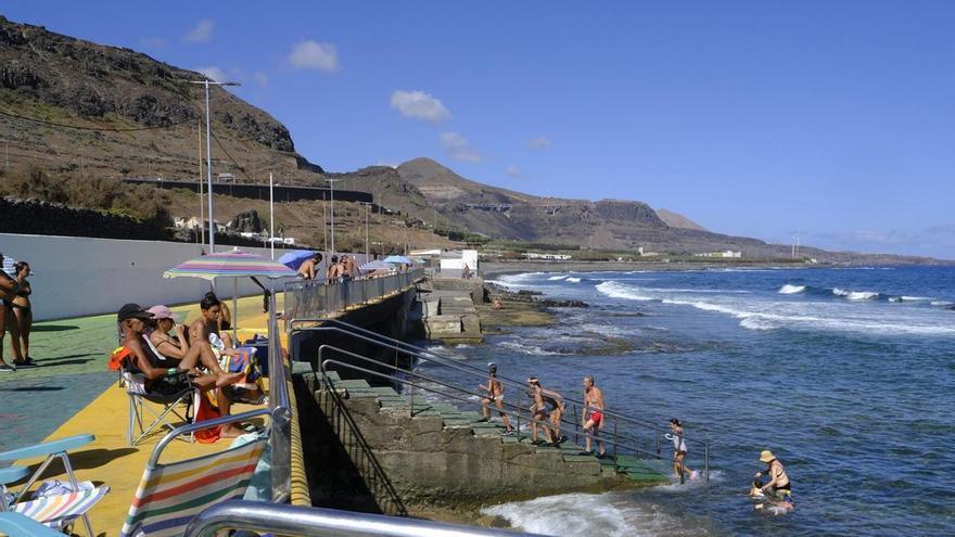 El Charco de San Lorenzo en Moya: cada vez más bañistas eligen esta joya natural a merced de las mareas