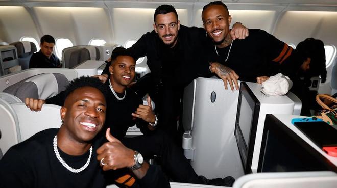 Vinicius, Rodrygo, Joselu y Militao posan en el vuelo a Múnich