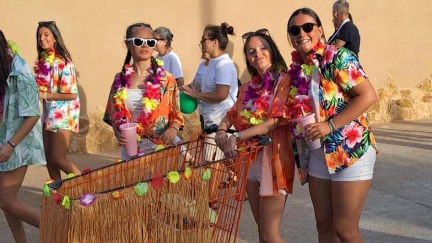 Divertidos disfraces en el desfile de carrozas de Arrabalde