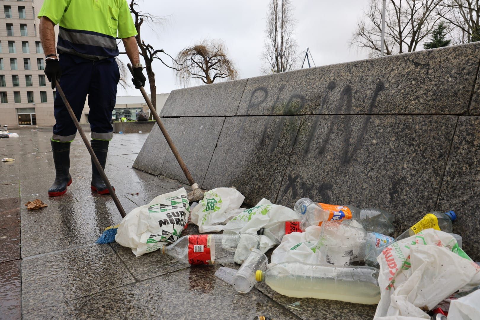 Botellón en Vigo: La Praza da Estrela sufre la resaca del lunes de Entroido