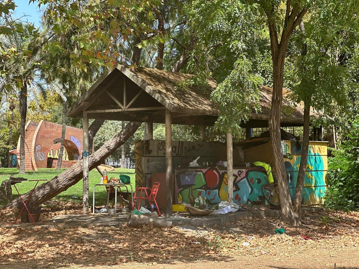 Una pérgola invadida de basura, a pocos metros de una de las entradas a los Jardines del Guadalquivir.