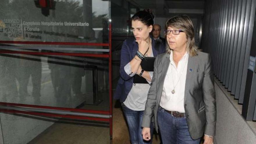 La conselleira, Rosa Quintana, a su salida del hospital coruñés. / eduardo vicente