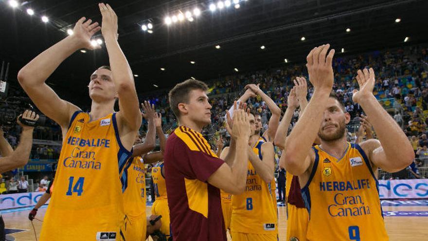 Los jugadores del Granca saludan al público tras ganar al Baskonia.