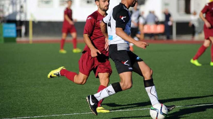 Jorge Rodríguez presiona a un jugador del Caudal en el Hermanos Antuña.