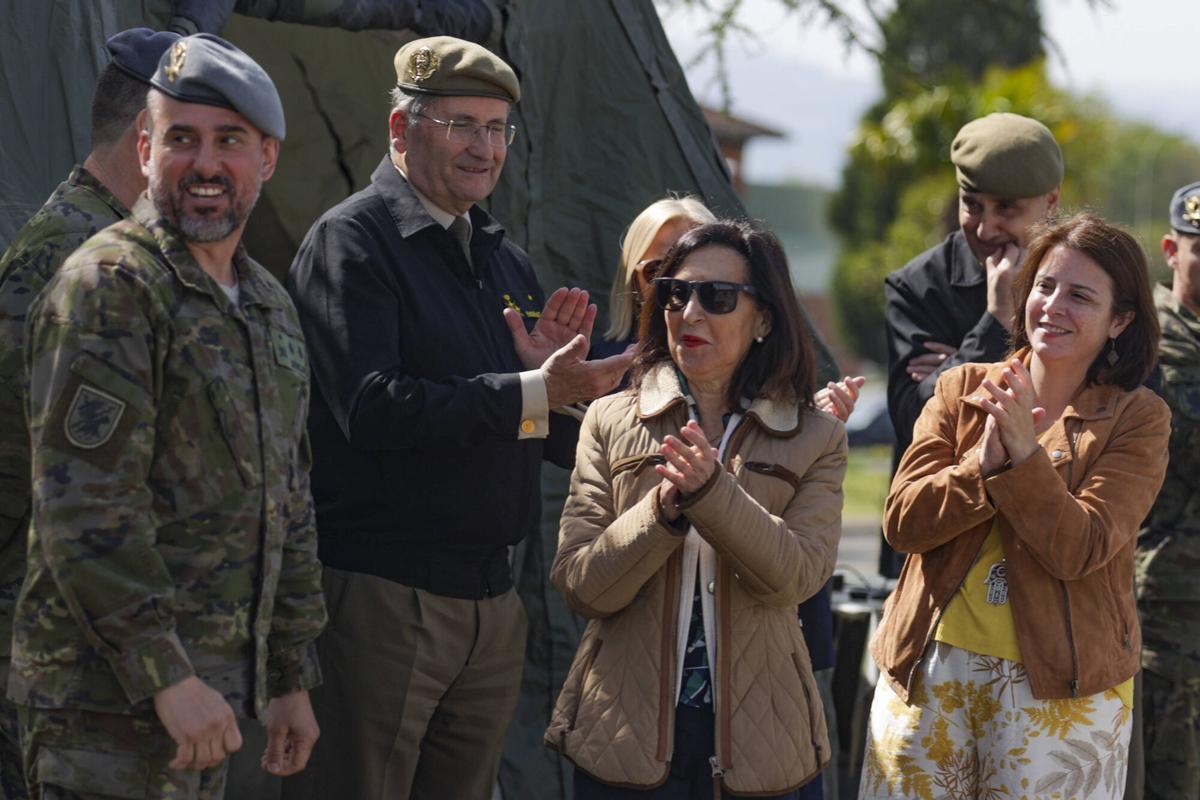 EN IMÁGENES: La Ministra de Defensa visita el acuartelamiento de Cabo Noval, en Siero. EN IMÁGENES: La Ministra de Defensa visita el acuartelamiento de Cabo Noval, en Siero.