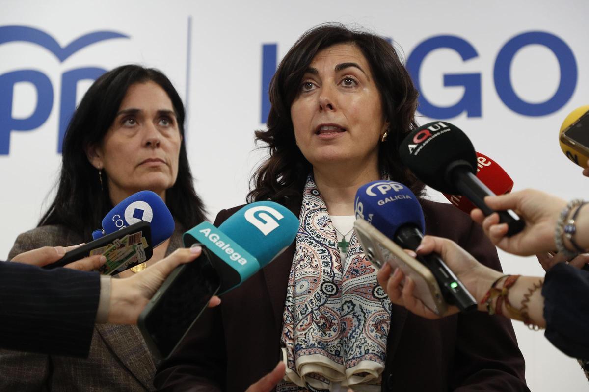 La portavoz del PP de Lugo, Elena Candia (c), junto a la secretaria xeral del PPdeG, Paula Prado (i) , ofrece declaraciones a los medios, este jueves en la sede provincial del PP de Lugo.