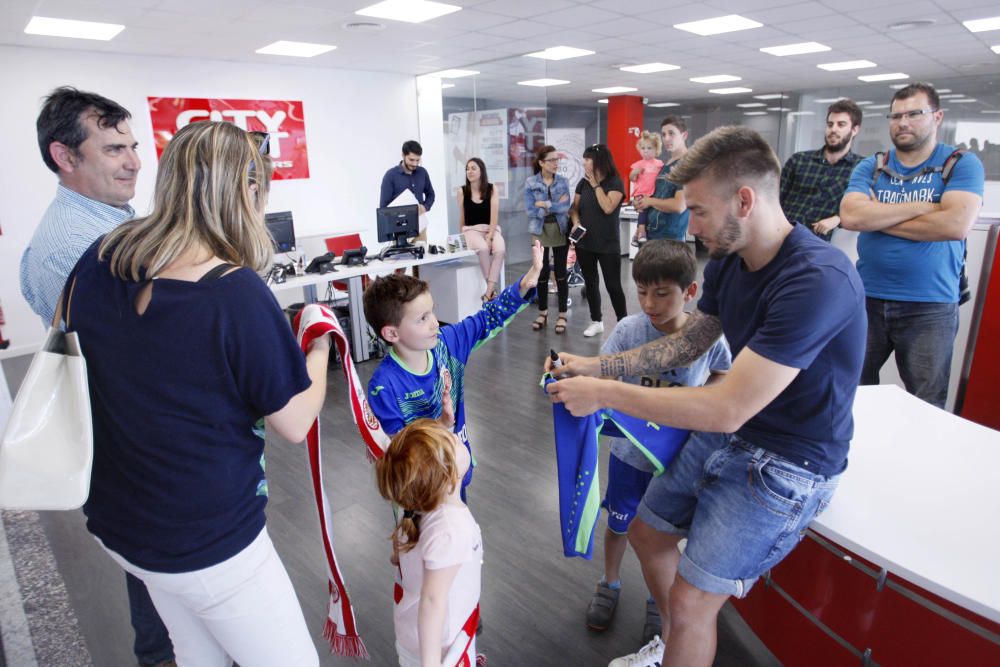 Signatures dels jugadors del Girona a la seu de Citylift