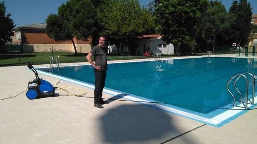 El concejal Viñas, en la piscina del Tránsito.