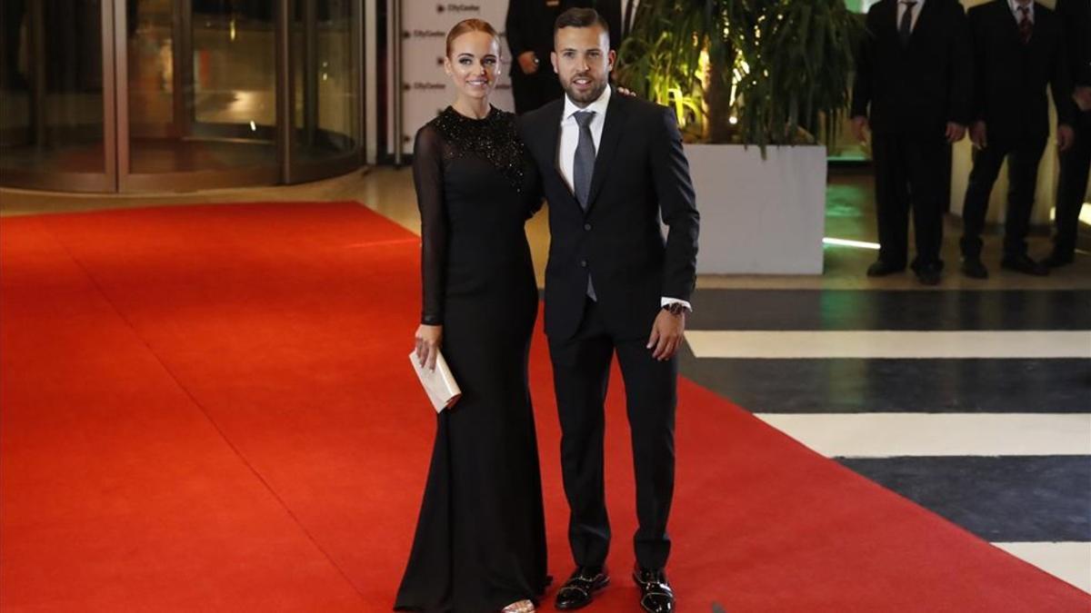 Jordi Alba, junto a su pareja Romarey Ventura en la boda de Messi