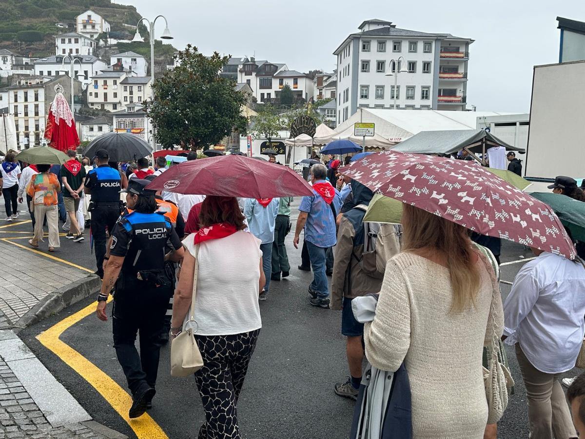 Las fiestas del Rosario de Luarca: emoción y alegría bajo la lluvia