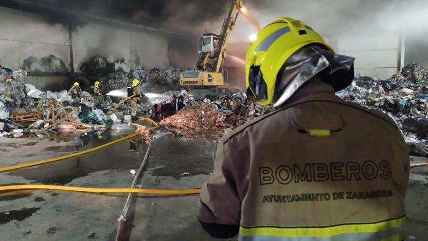 Los bomberos sofocan un incendio en una fábrica del polígono de Malpica